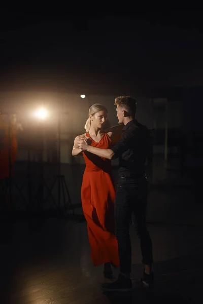 Junges Schönes Paar Tanzt Leidenschaftlich Lichtspiel Reflektiert Die Tänzer — Stockfoto
