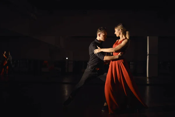 Tineri Cuplu Frumos Dans Pasiune Joc Lumină Reflectat Dansatori — Fotografie, imagine de stoc