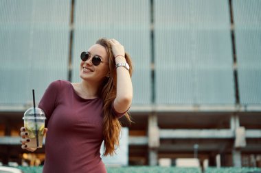 Sabah ferahlatıcı içki içme sokakta neşeli kadın