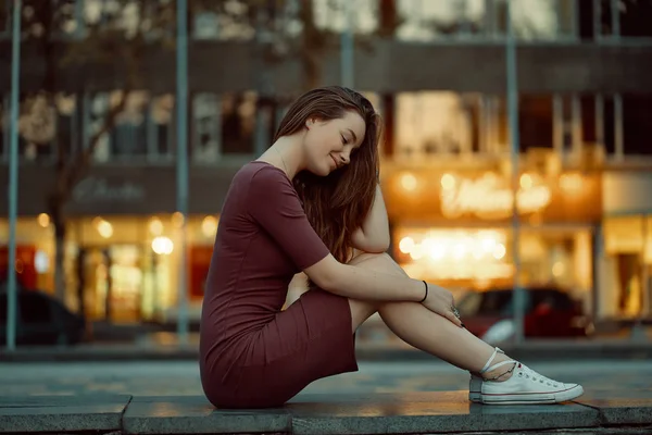 Sidovy Ganska Ung Kvinna Med Fairytale Ansikte Har Utsikt Över — Stockfoto