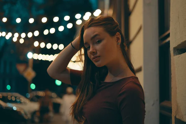 Halblanges Porträt Eines Attraktiven Mädchens Lässiger Kleidung Mit Nachtlicht Hintergrund — Stockfoto