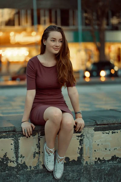Hermosa Chica Solitaria Soñando Pensando Joven Turista Posando Calle Ciudad — Foto de Stock