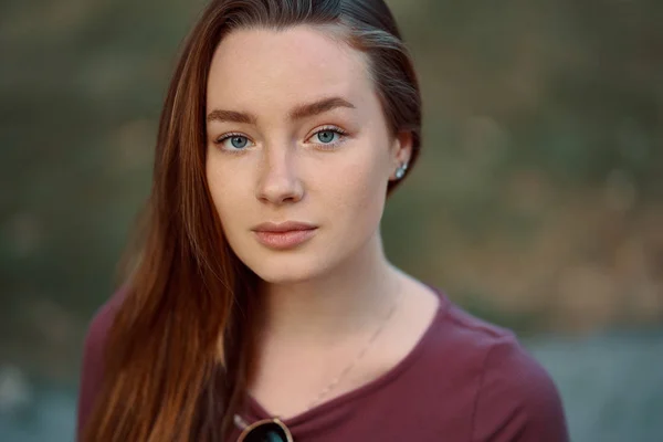 Sonriente joven mujer primer plano retrato al aire libre — Foto de Stock