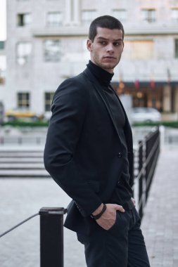 Genç bir sonbahar günü Avrupa City bir sokakta yürüyen, smart casual adamım. Yaşam tarzı fotoğraf