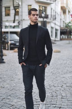 Genç bir sonbahar günü Avrupa City bir sokakta yürüyen, smart casual adamım. Yaşam tarzı fotoğraf
