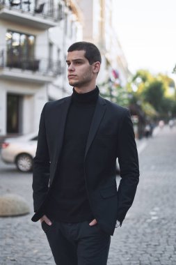 Genç bir sonbahar günü Avrupa City bir sokakta yürüyen, smart casual adamım. Yaşam tarzı fotoğraf