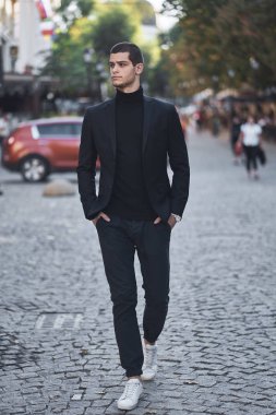 Genç bir sonbahar günü Avrupa City bir sokakta yürüyen, smart casual adamım. Yaşam tarzı fotoğraf