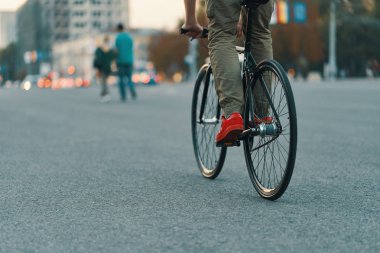 Portre rahat adam bacak Klasik Bisiklet kırmızı şehir gri yol elbise spor ayakkabı, rahat pantolon sürme. Kopya alanı