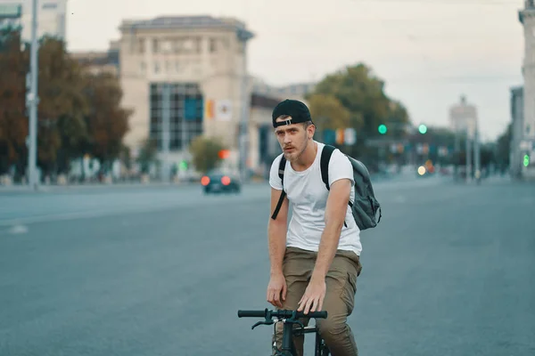 Портрет Молодого Человека Едущего Велосипеде Городской Дороге Улица Городом Далеко — стоковое фото