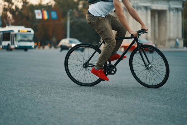Zbliżenie Nogi Człowiek Dorywczo Jazda Klasyczny Rower Miasto Szare Drogi — Zdjęcie stockowe