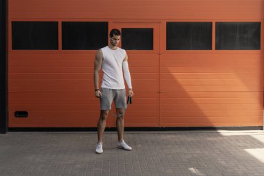  Portre atletik kaslı adam posig. İp atlama eğitimi, gücü egzersiz kavramı.