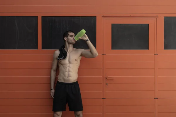Esporte Modelo Homem Torso Camisa Ombro Beber Água Uma Garrafa — Fotografia de Stock