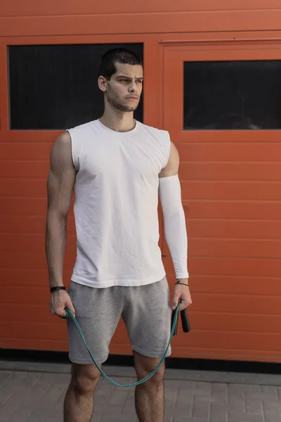 Retrato Atlético Musculoso Hombre Posig Saltar Entrenamiento Cuerda Concepto Entrenamiento — Foto de Stock