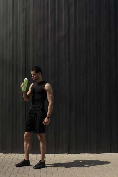 Deporte Hombre Modelo Beber Agua Una Botella Plástico Sobre Fondo — Foto de Stock