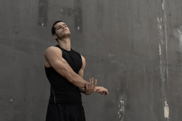 Hombre Musculoso Deportivo Fuerte Calentándose Preparándose Para Entrenamiento Con Una — Foto de Stock