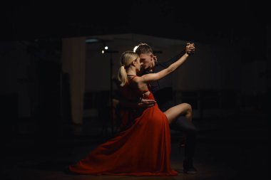 Tutkulu dansları, aşk ve hareket kavramı