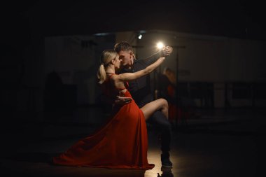 Tutkulu dansları, aşk ve hareket kavramı