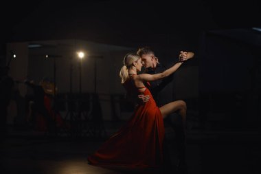 Tutkulu dansları, aşk ve hareket kavramı