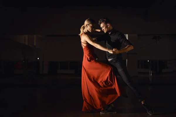 Tineri Cuplu Frumos Dans Pasiune Joc Lumină Reflectat Dansatori — Fotografie, imagine de stoc