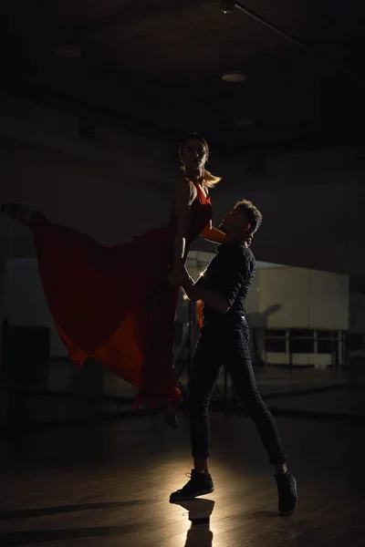 Passion Dance Cuplu Femeie Sărind Pânză Zburătoare — Fotografie, imagine de stoc