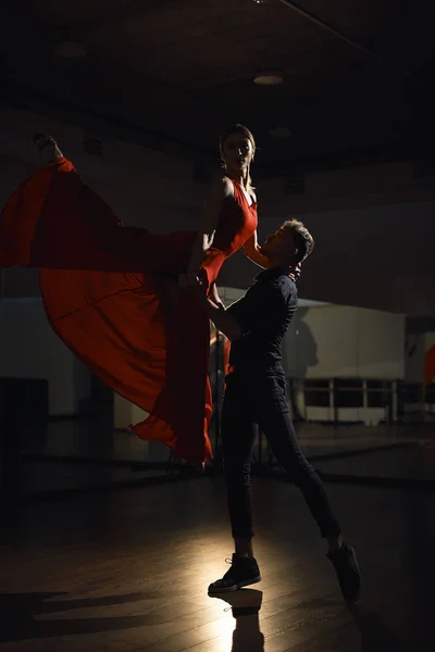 Passion Dance Cuplu Femeie Sărind Pânză Zburătoare — Fotografie, imagine de stoc