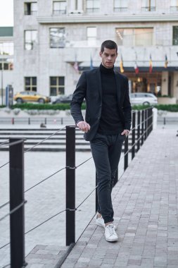 Genç bir sonbahar günü Avrupa City bir sokakta yürüyen, smart casual adamım. Yaşam tarzı fotoğraf