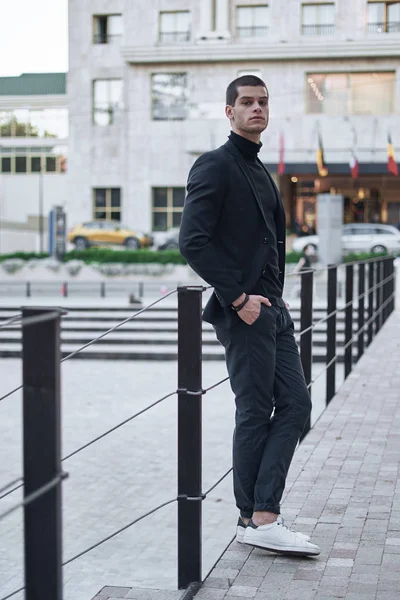 Jonge Man Wandelen Smart Casual Een Herfstdag Een Straat Van — Stockfoto