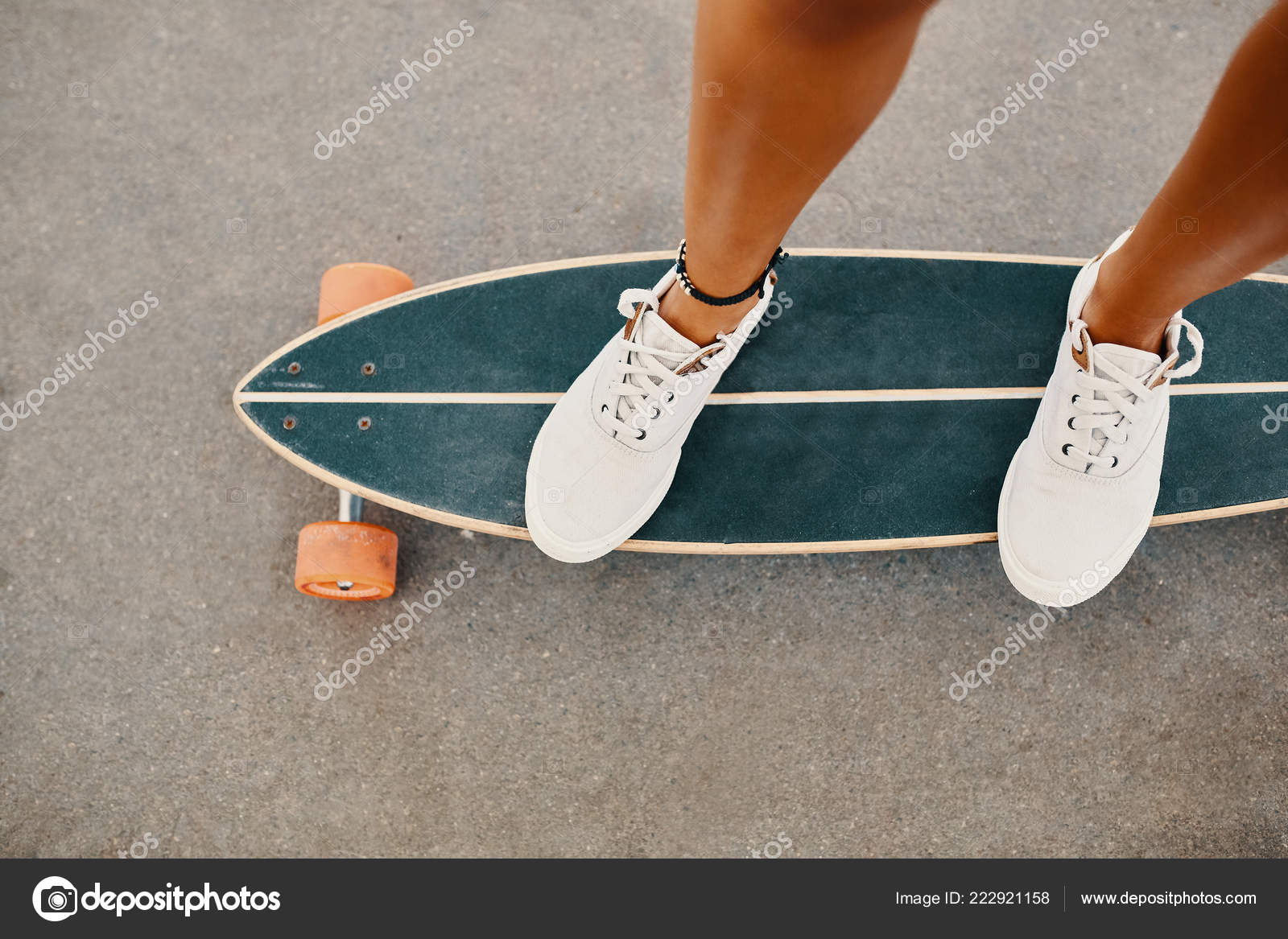 Acercamiento Mujer Zapatillas Blancas Longboard Copyspace Sobre Asfalto: fotografía de stock © arthurhidden #222921158 |