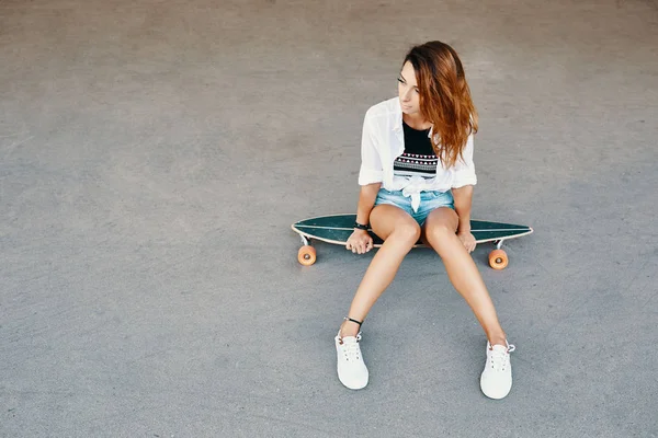 Elegante Chica Urbana Posando Con Longboard Chica Hipster Con Patín —  Fotos de Stock