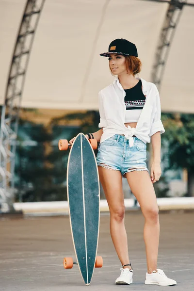 Κομψή Αστική Κοπέλα Ποζάρει Longboard Hipster Κορίτσι Skate Στην Πόλη — Φωτογραφία Αρχείου