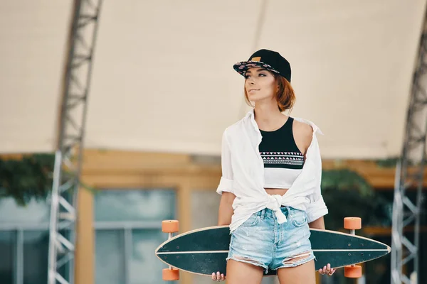 Elegante Chica Urbana Posando Con Longboard Chica Hipster Con Patín —  Fotos de Stock