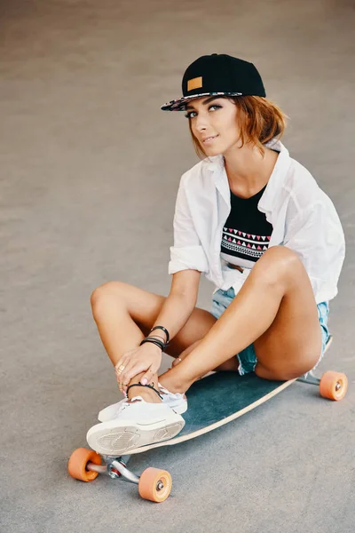Κομψή Αστική Κοπέλα Ποζάρει Longboard Hipster Κορίτσι Skate Στην Πόλη — Φωτογραφία Αρχείου
