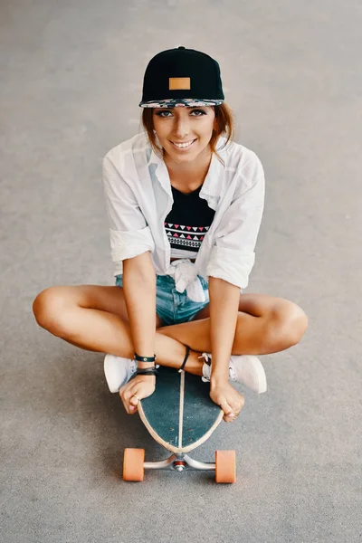 Ευτυχισμένος Κορίτσι Αστικών Ποζάρει Longboard Hipster Κορίτσι Skate Στην Πόλη — Φωτογραφία Αρχείου