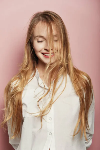 ピンクの背景に白いシャツを着て長い髪閉じた目ときれいな白人女性の肖像画 — ストック写真