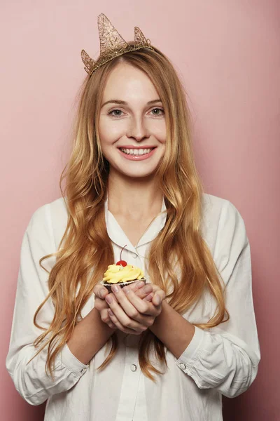 Glad Ung Kvinna Med Krona Hålla Födelsedag Cupcake Med Ljus — Stockfoto