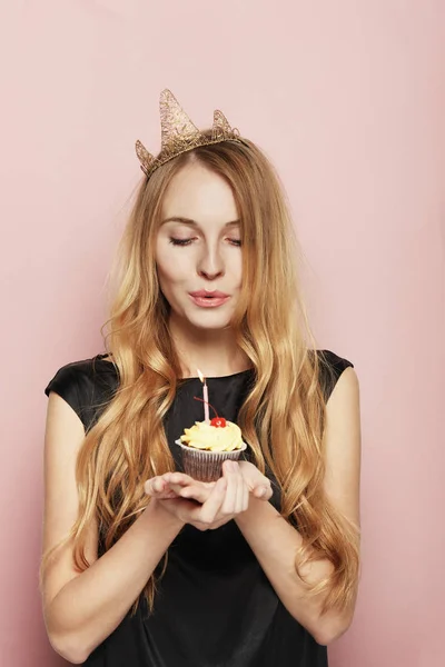 Hübsche Junge Frau Mit Krone Die Einen Geburtstagskuchen Mit Kerze — Stockfoto