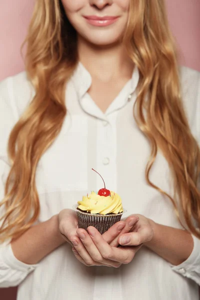 Frauenhände Halten Einen Leckeren Cupcake Mit Einer Kirsche Der Spitze — Stockfoto