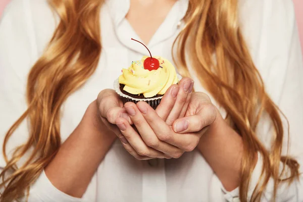 Frauenhände Halten Einen Leckeren Cupcake Mit Einer Kirsche Der Spitze — Stockfoto