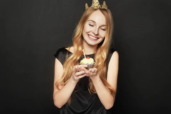 Mulher Bonita Com Uma Coroa Segurando Cupcake Aniversário Com Uma — Fotografia de Stock