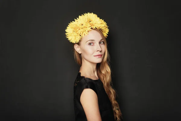 Mujer Joven Con Corona Flores Amarillas Sobre Fondo Negro Concepto — Foto de Stock