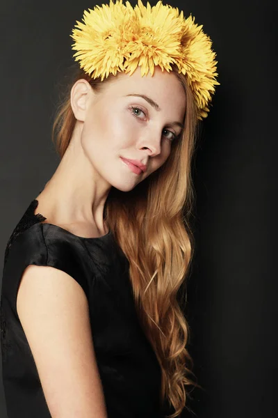 Ung Kvinna Med Krans Gula Blommor Svart Bakgrund Naturlig Skönhet — Stockfoto