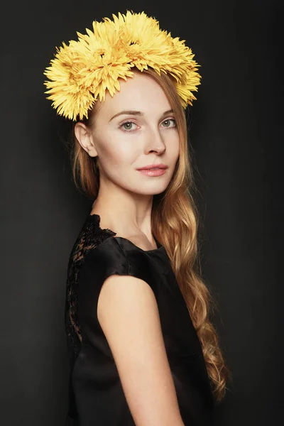 黒の背景に黄色の花の花輪を持つ若い女性 自然の美しさの概念 — ストック写真