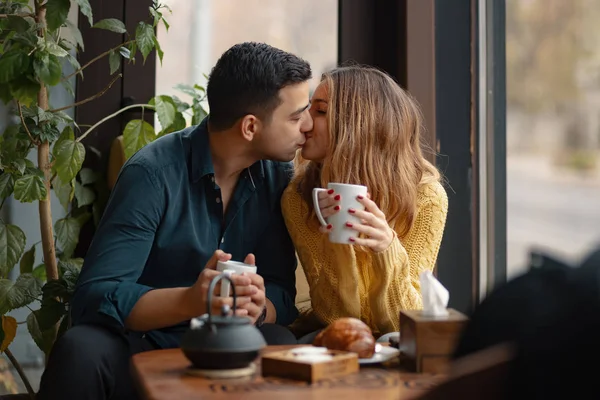 Młody Atrakcyjny Para Całuje Daty Kawiarni Miłości Mężczyzny Kobiety Siedząc — Zdjęcie stockowe