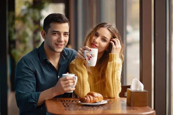 Junges Attraktives Paar Bei Einem Date Café Verliebte Männer Und — Stockfoto