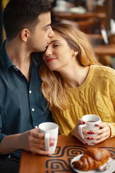 Junges Attraktives Paar Bei Einem Date Café Verliebte Männer Und — Stockfoto