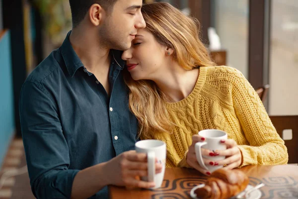 Joven Pareja Atractiva Fecha Cafetería Amor Hombre Mujer Sentado Café —  Fotos de Stock