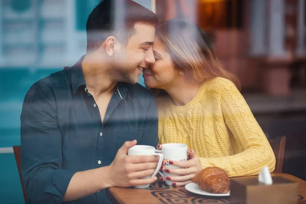 Joven Pareja Atractiva Fecha Cafetería Tener Una Conversación Sin Preocupaciones —  Fotos de Stock