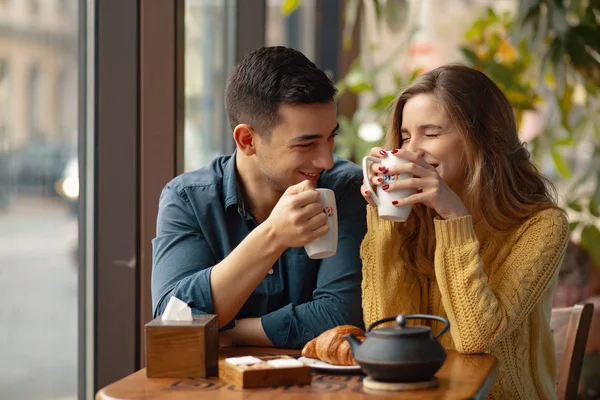 年轻的夫妇约会在咖啡店 恋爱中的男人和女人坐在咖啡馆里 喝着咖啡 — 图库照片