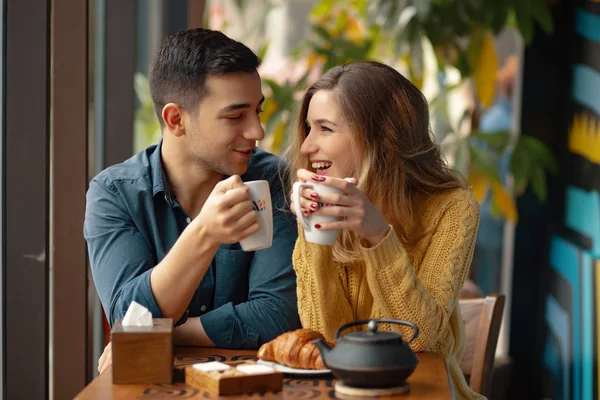 Joven Pareja Atractiva Fecha Cafetería Tener Una Conversación Disfrutar Del —  Fotos de Stock