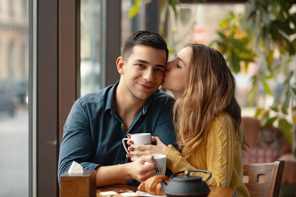 Fiatal Vonzó Pár Napon Kávézóban Férfiak Megcsókolta Arcát Szeretettel — Stock Fotó